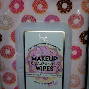 MAKEUP REMOVING WIPES 